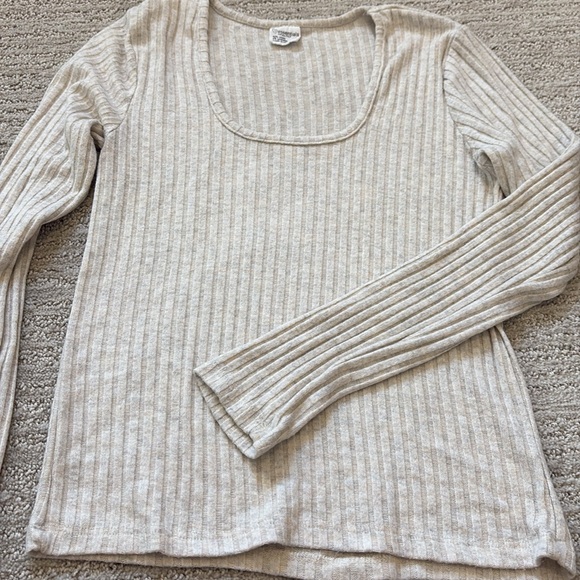 Cream scoop neck long sleeve crop - Picture 3 of 4